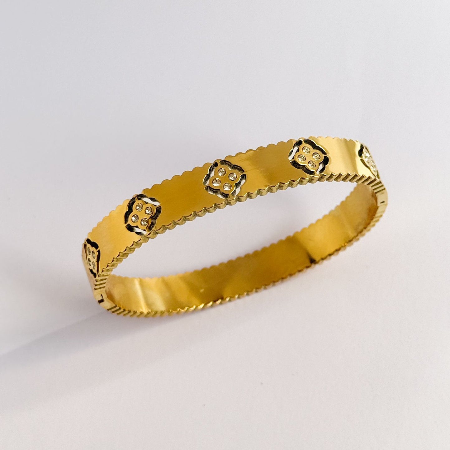 Luxury Gold Scalloped Bangle